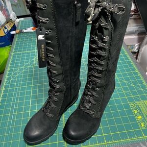 Sorel Black Textured heeled full lace up boots.